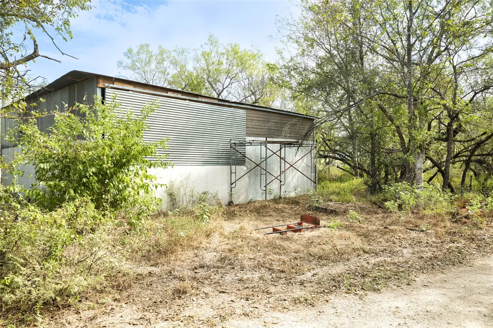 2900 Salt Flat Road Luling, TX 78648