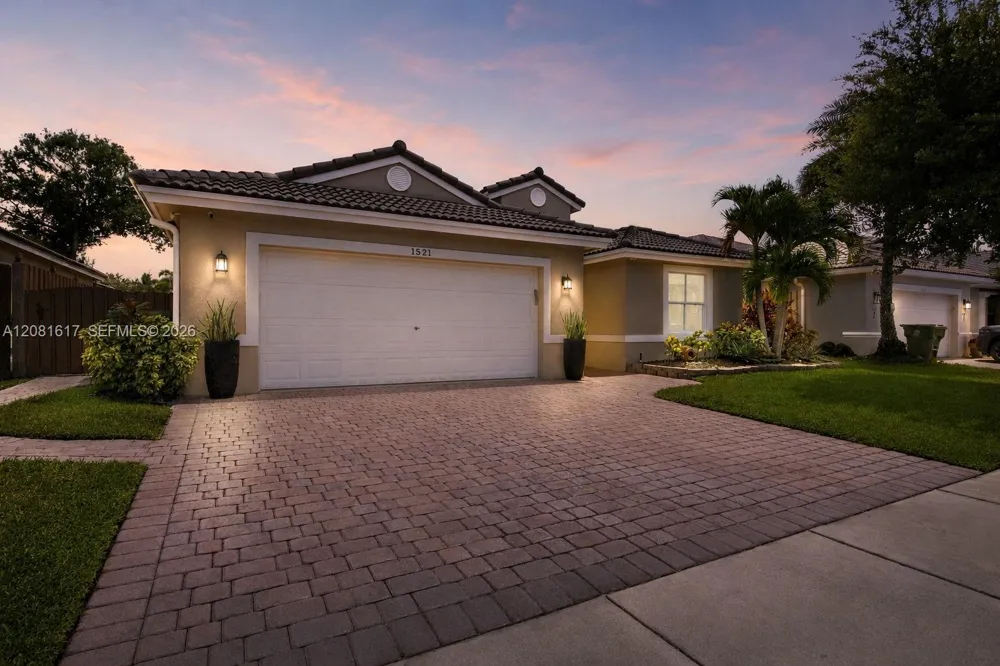 1521 SW 194th Ter Pembroke Pines, FL 33029