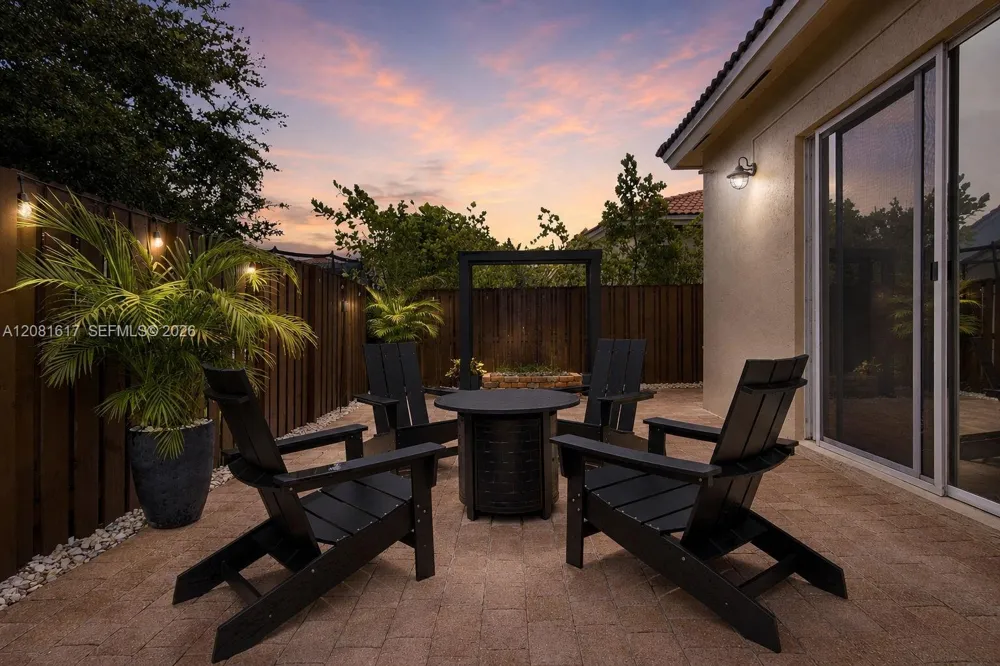 1521 SW 194th Ter Pembroke Pines, FL 33029
