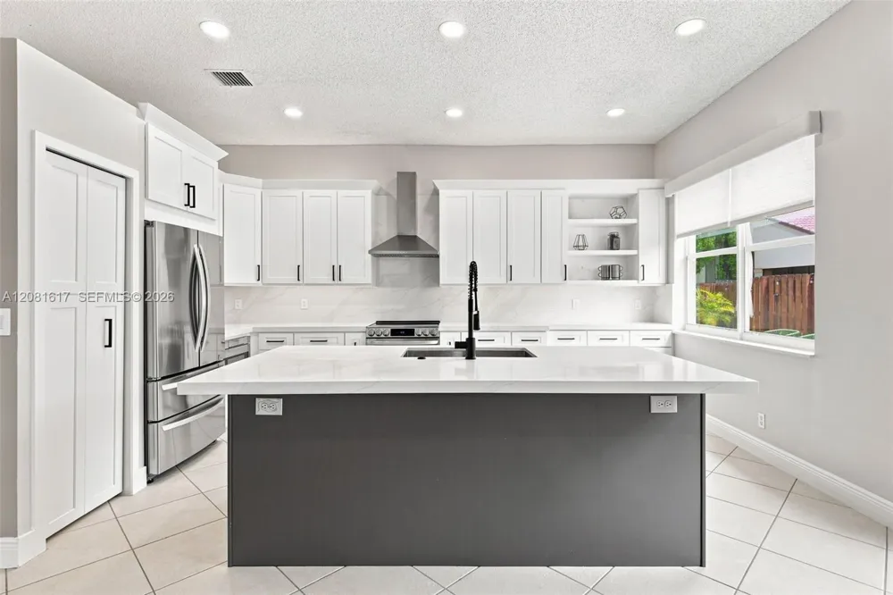 1521 SW 194th Ter Pembroke Pines, FL 33029