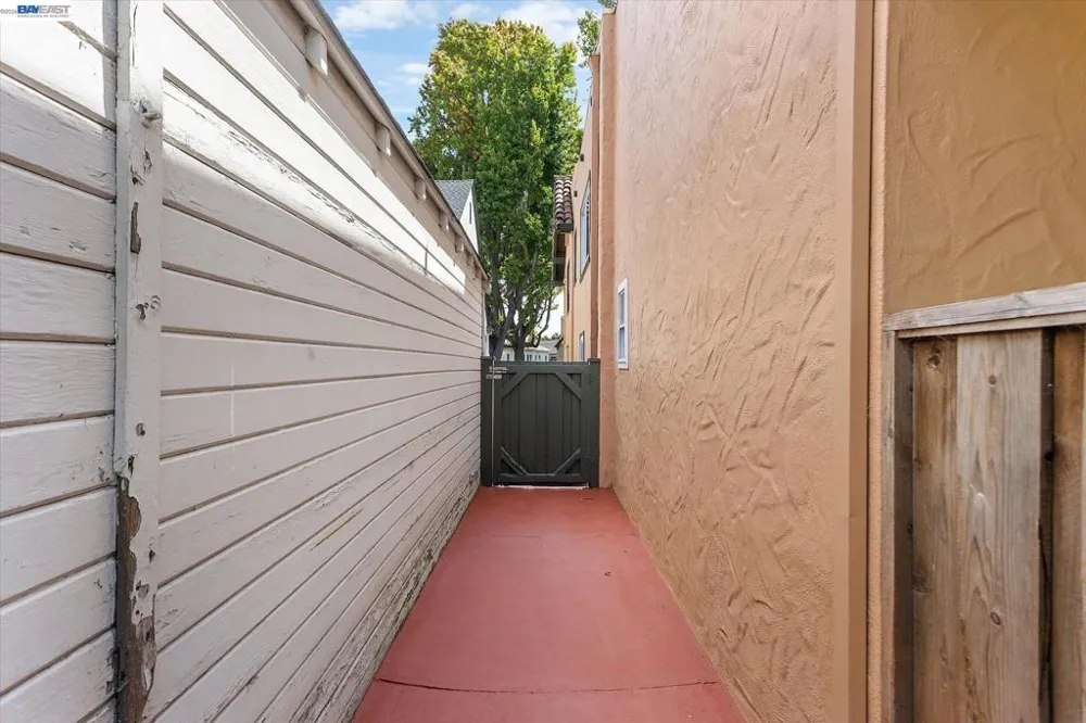 1529 Gibbons Dr Alameda, CA 94501