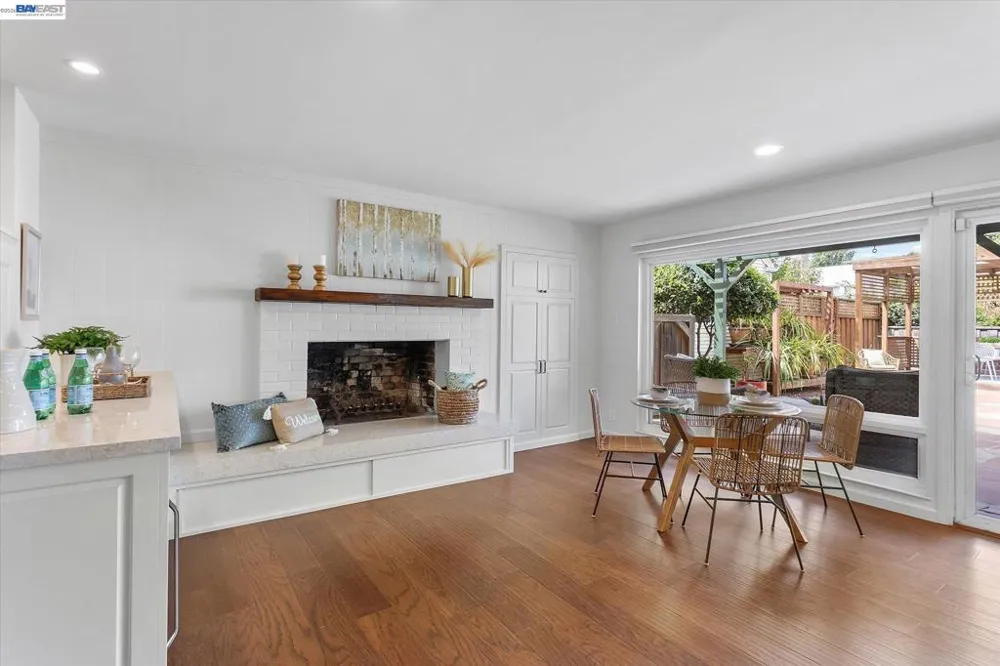 1529 Gibbons Dr Alameda, CA 94501