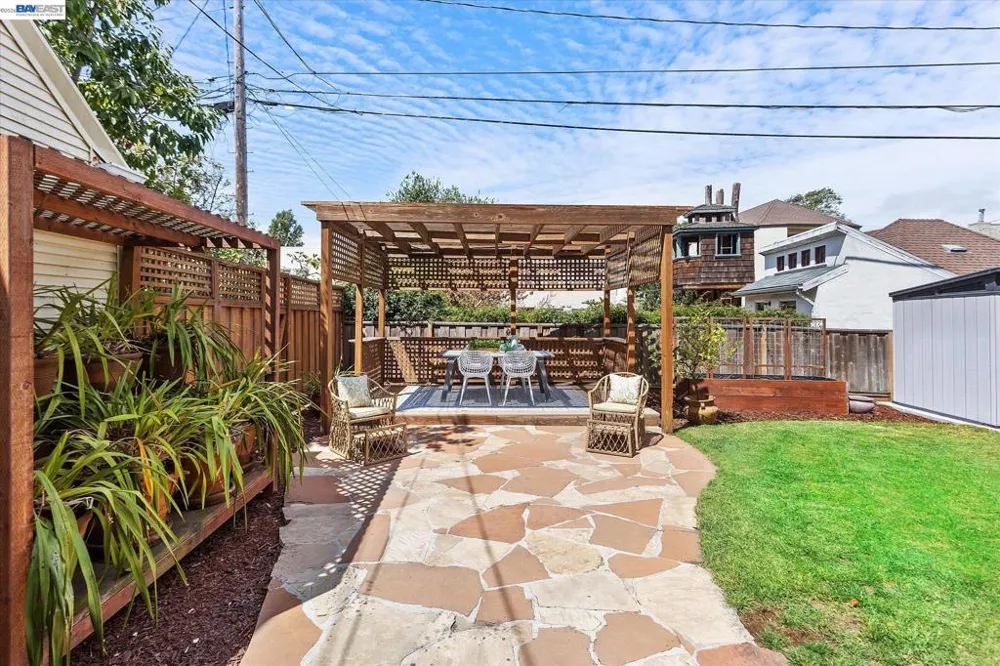 1529 Gibbons Dr Alameda, CA 94501