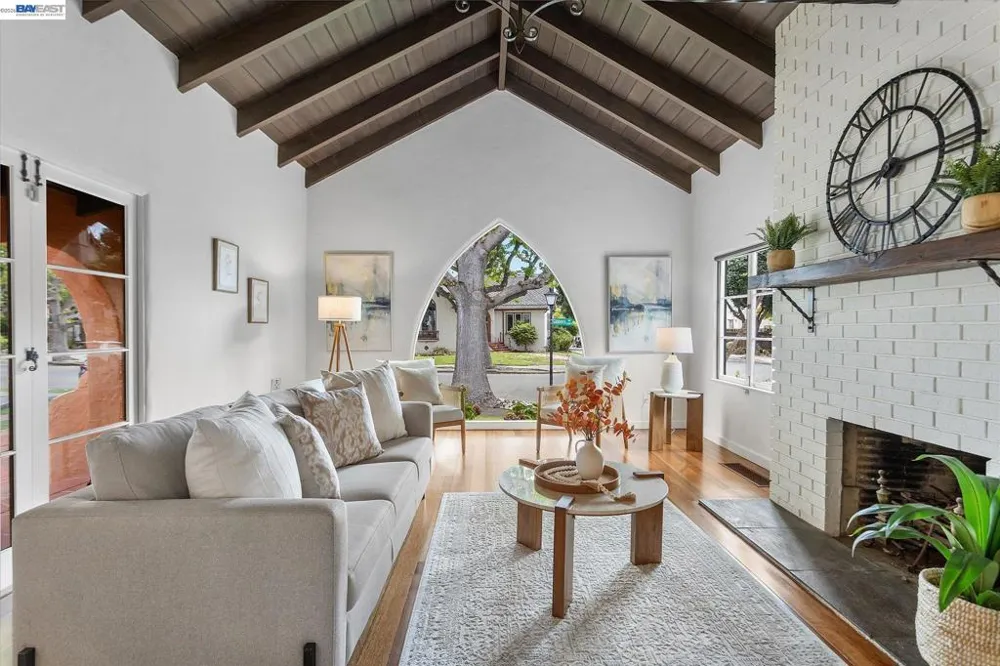1529 Gibbons Dr Alameda, CA 94501