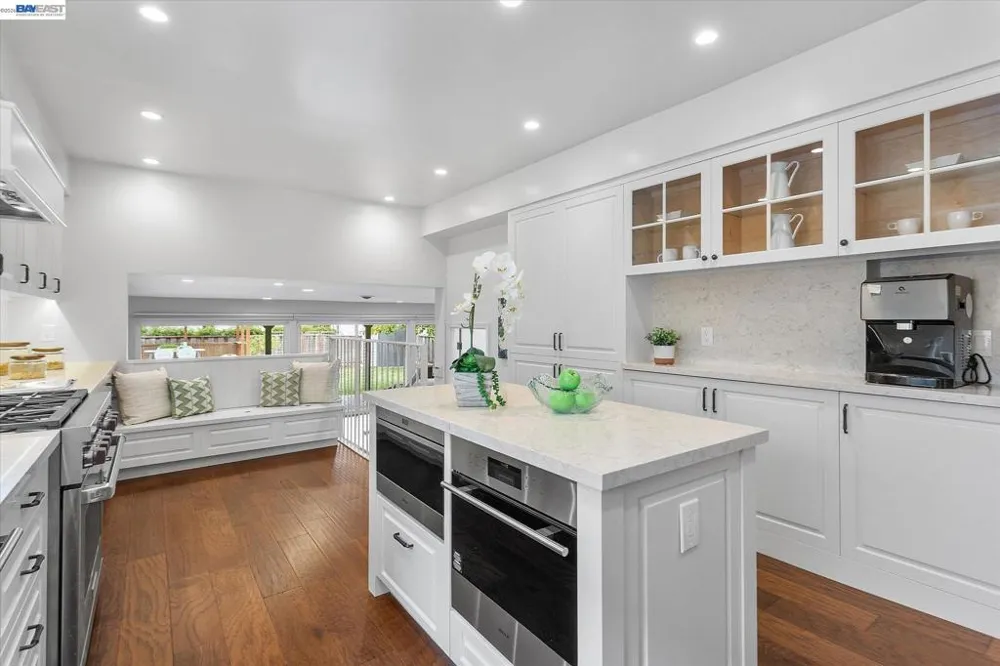 1529 Gibbons Dr Alameda, CA 94501