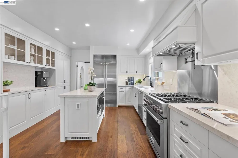 1529 Gibbons Dr Alameda, CA 94501
