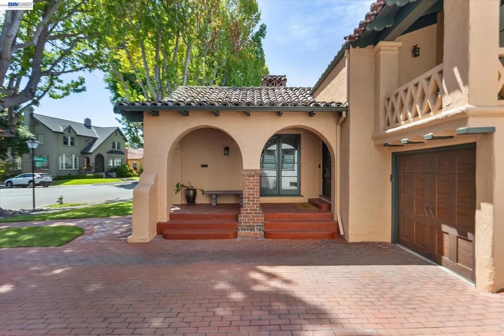 1529 Gibbons Dr Alameda, CA 94501