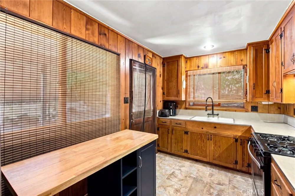 101 Weisshorn Crestline, CA 92325