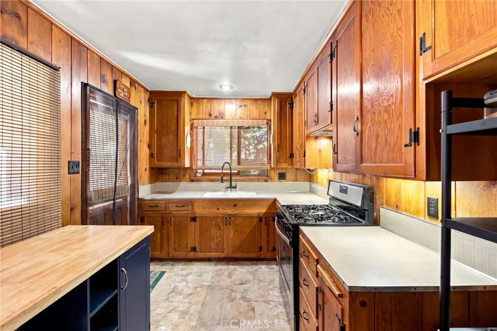 101 Weisshorn Crestline, CA 92325