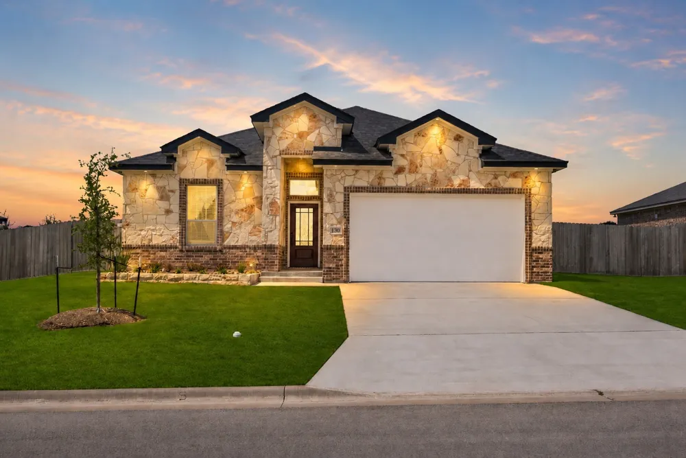 130 lasso Loop Lorena, TX 76655