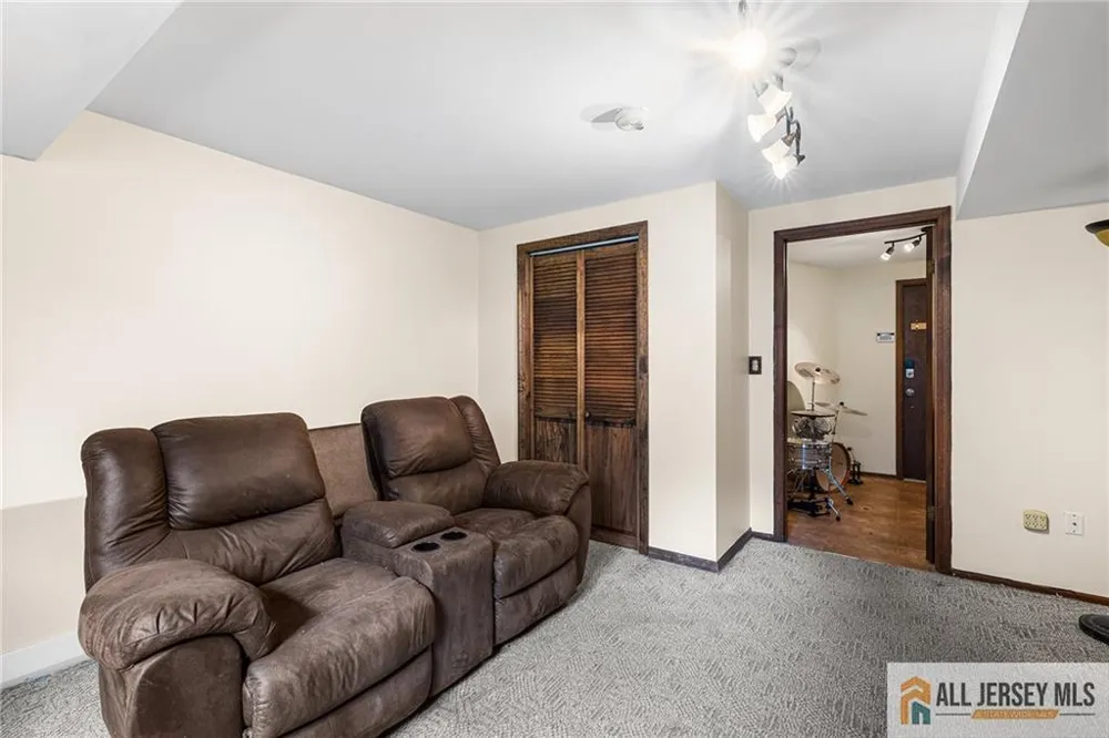 84 Diamond Lane Old Bridge, NJ 08857
