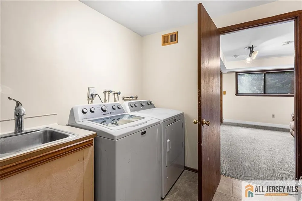 84 Diamond Lane Old Bridge, NJ 08857
