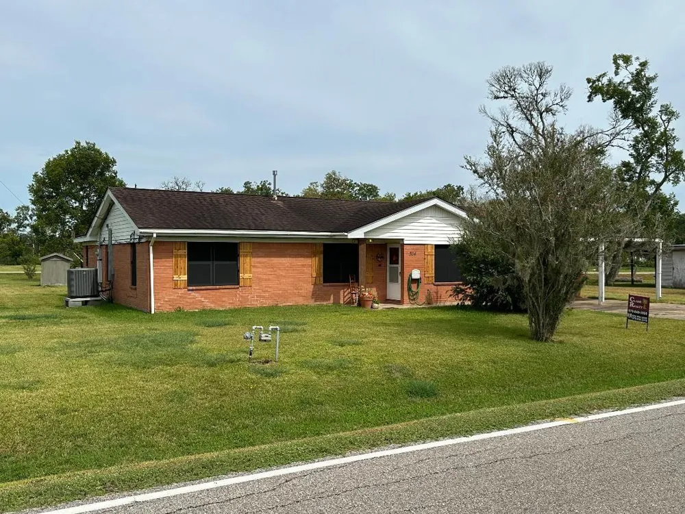 304 Edgewater Drive Clute, TX 77531
