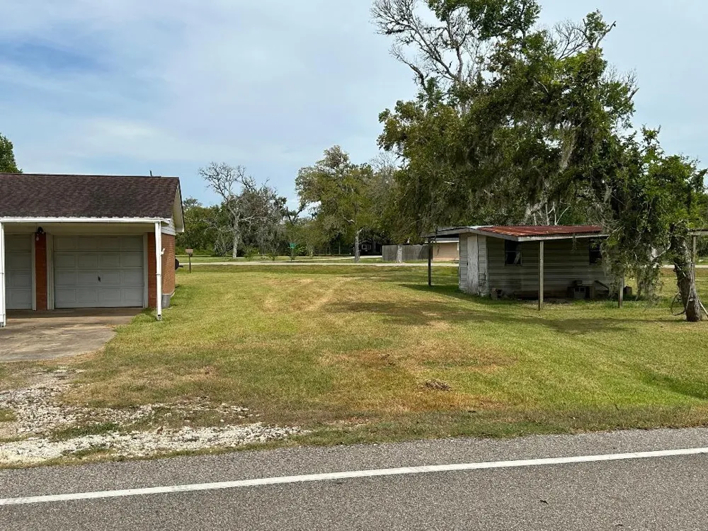 304 Edgewater Drive Clute, TX 77531