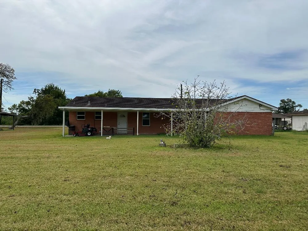 304 Edgewater Drive Clute, TX 77531