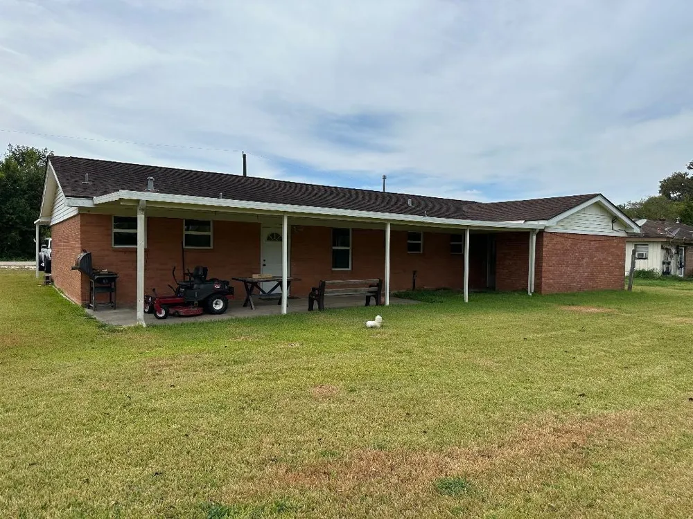 304 Edgewater Drive Clute, TX 77531