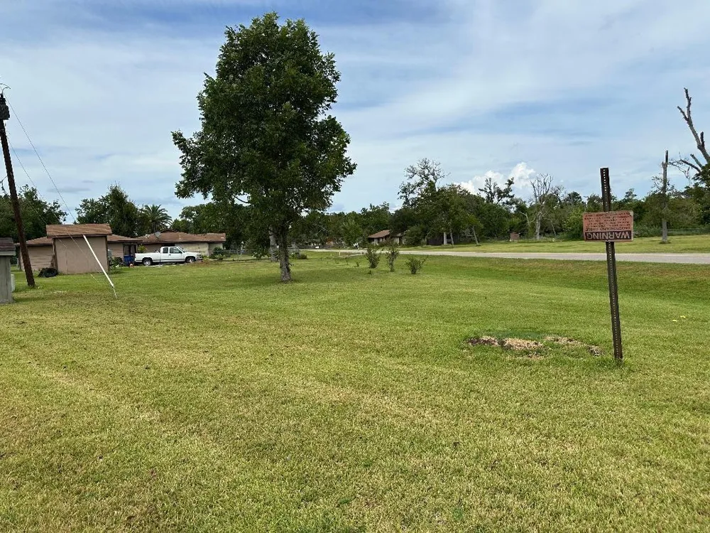 304 Edgewater Drive Clute, TX 77531
