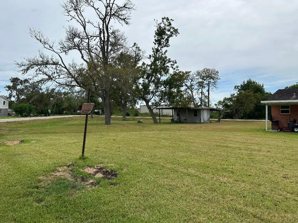 304 Edgewater Drive Clute, TX 77531