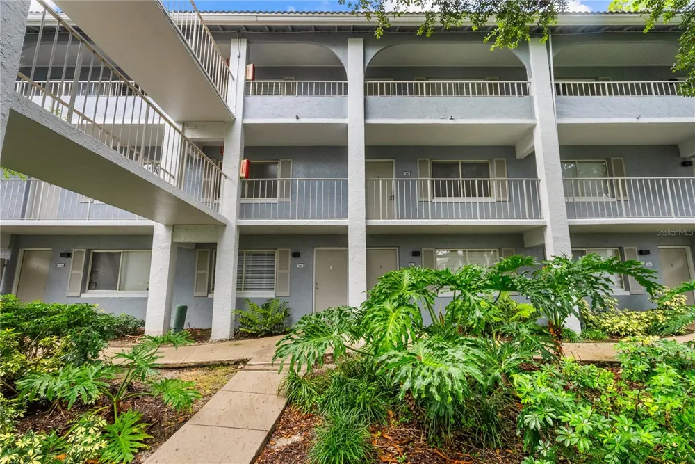 109 OYSTER BAY CIRCLE #220 Altamonte Springs, FL 32701