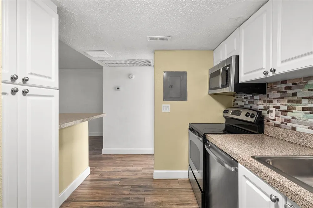 109 OYSTER BAY CIRCLE #220 Altamonte Springs, FL 32701