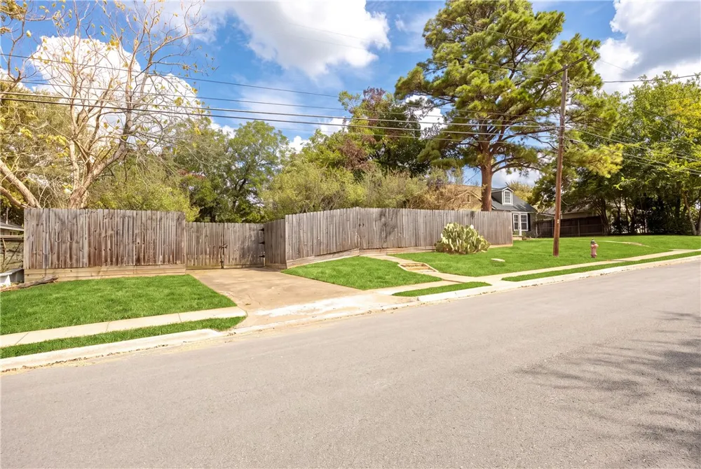 906 W First Street Brenham, TX 77833