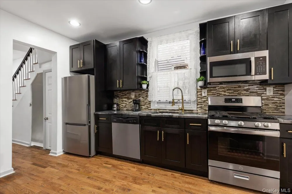 2516 Glebe Avenue Bronx, NY 10461