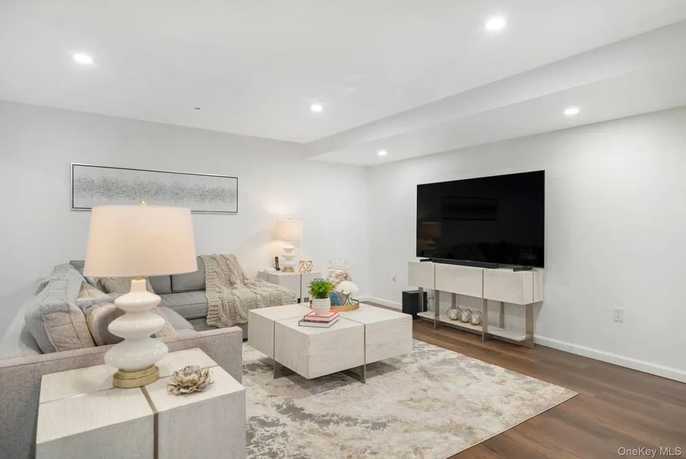 28 Andrew Court Southampton, NY 11968