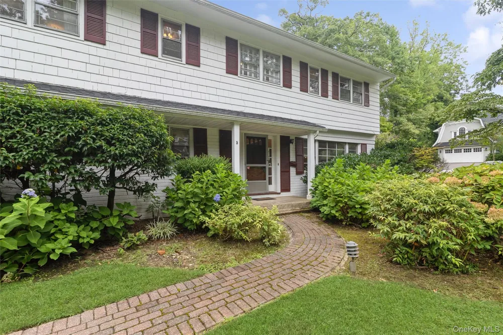 5 Hemlock Drive East Hills, NY 11576