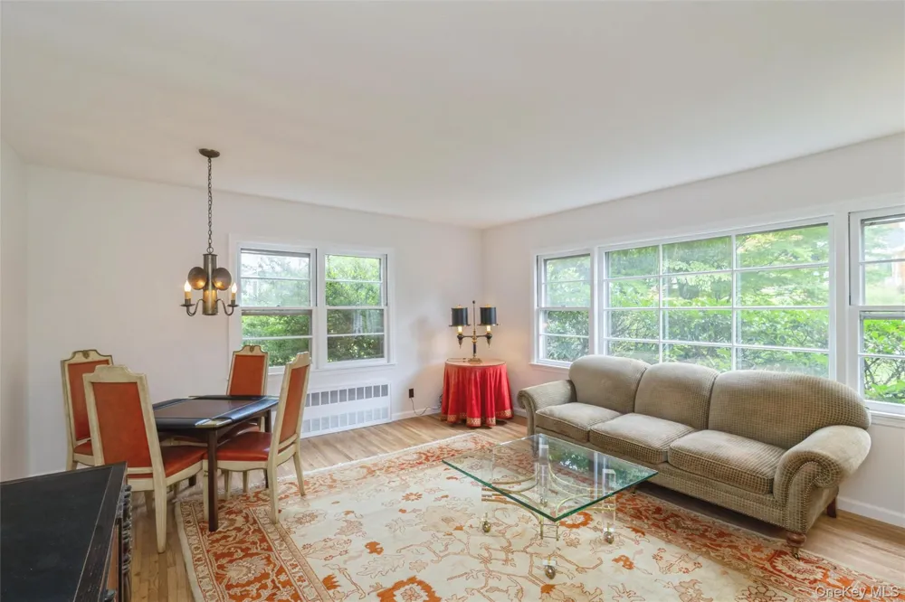 5 Hemlock Drive East Hills, NY 11576