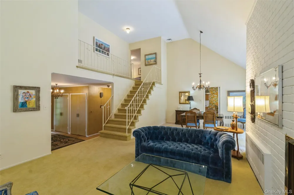 5 Hemlock Drive East Hills, NY 11576