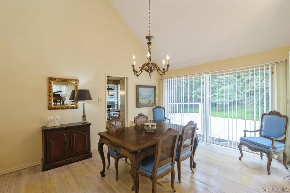 5 Hemlock Drive East Hills, NY 11576