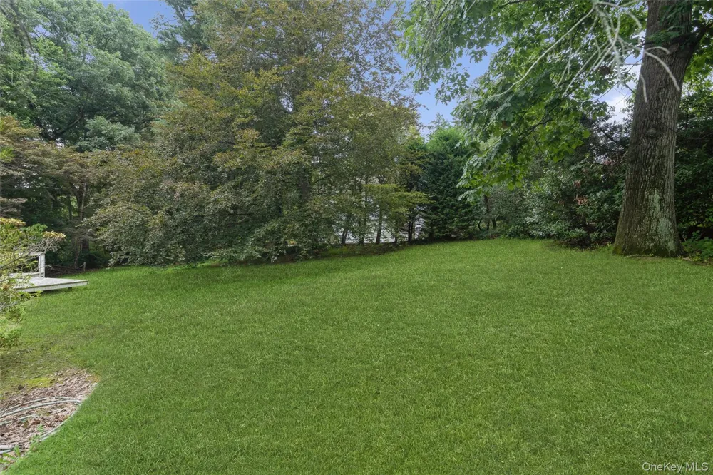 5 Hemlock Drive East Hills, NY 11576