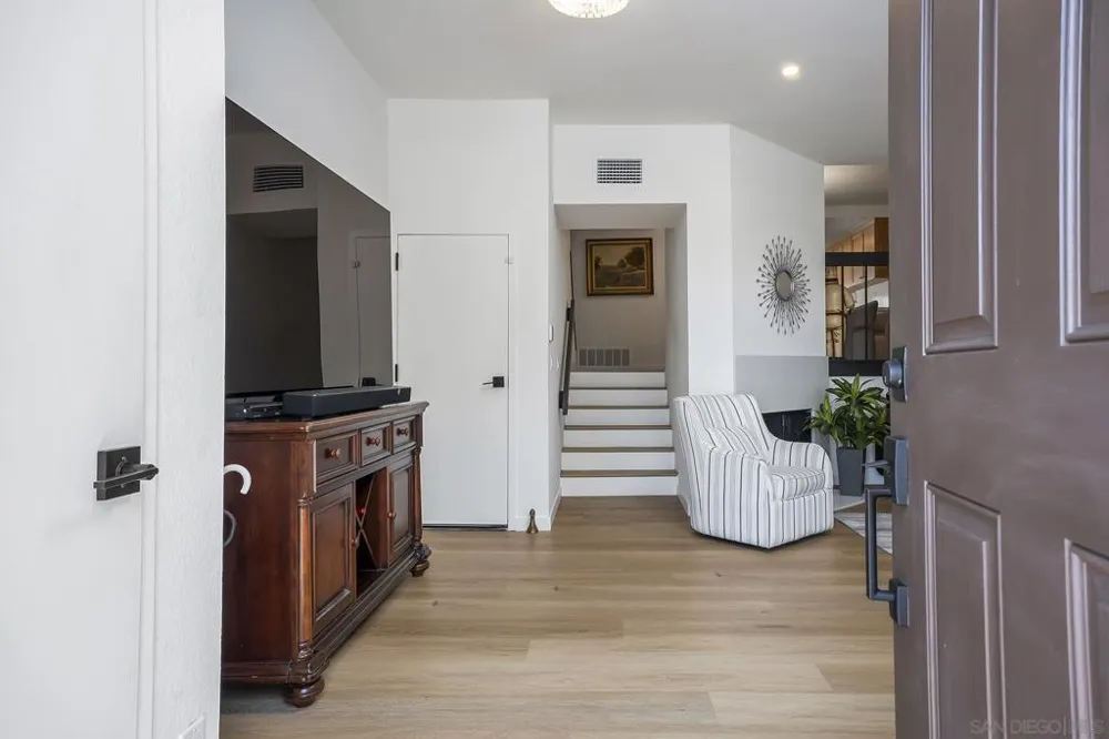 7426 Caminito Carloltta San Diego, CA 92120