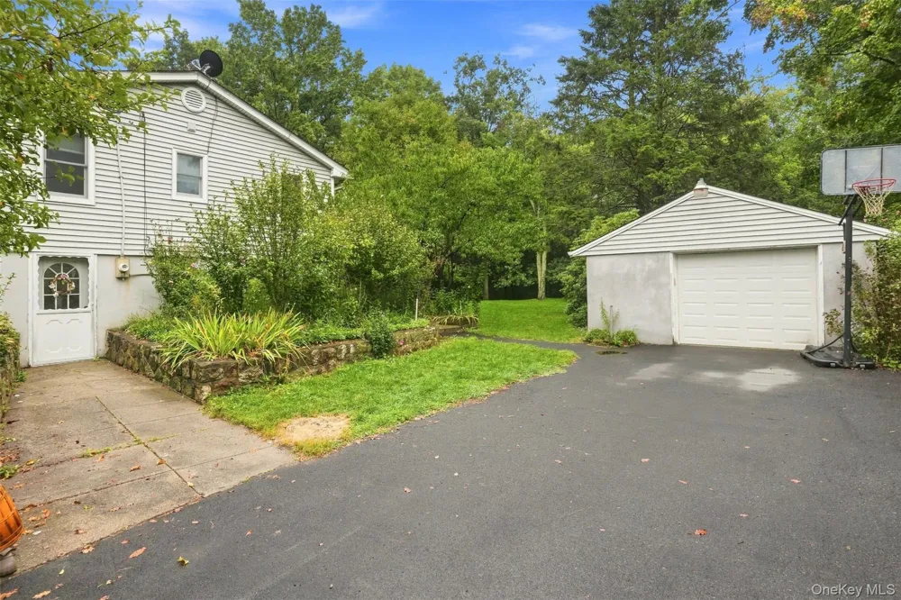 31 Red Barn Road Pine Bush, NY 12566