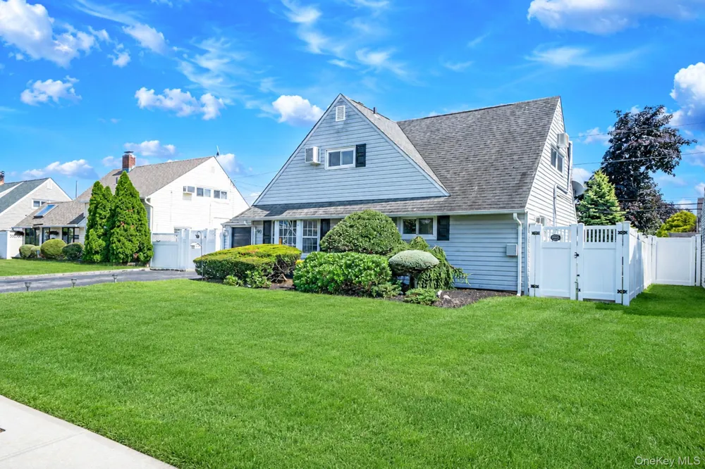 90 TWIN LANE Wantagh, NY 11793