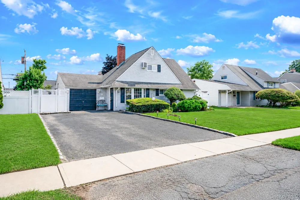90 TWIN LANE Wantagh, NY 11793