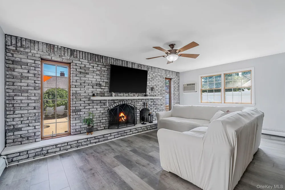 90 TWIN LANE Wantagh, NY 11793