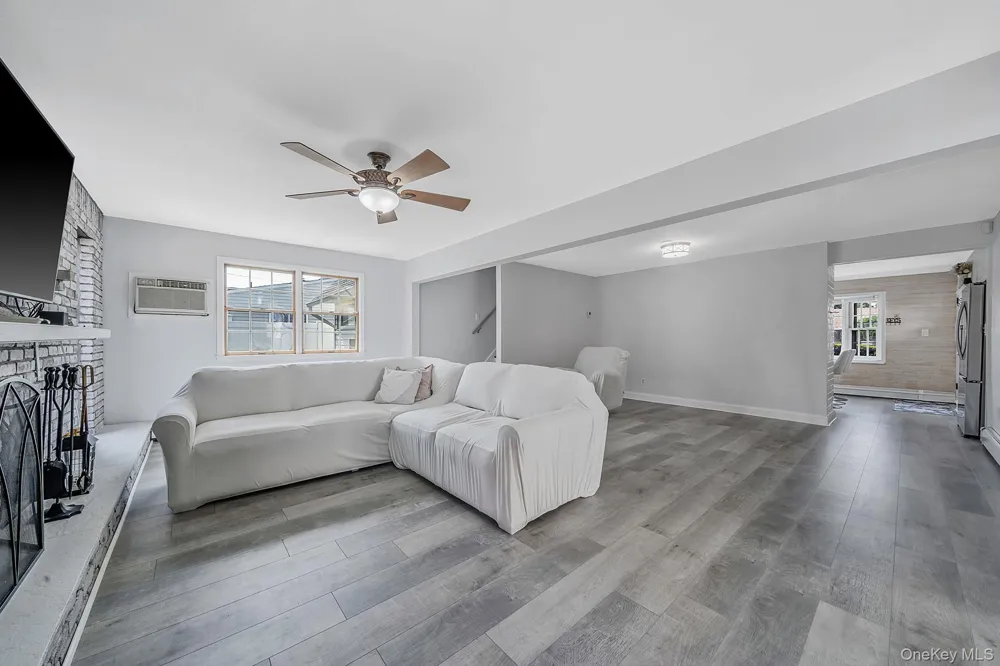 90 TWIN LANE Wantagh, NY 11793
