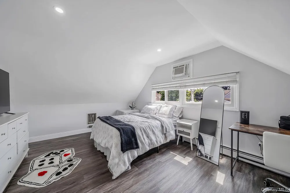 90 TWIN LANE Wantagh, NY 11793