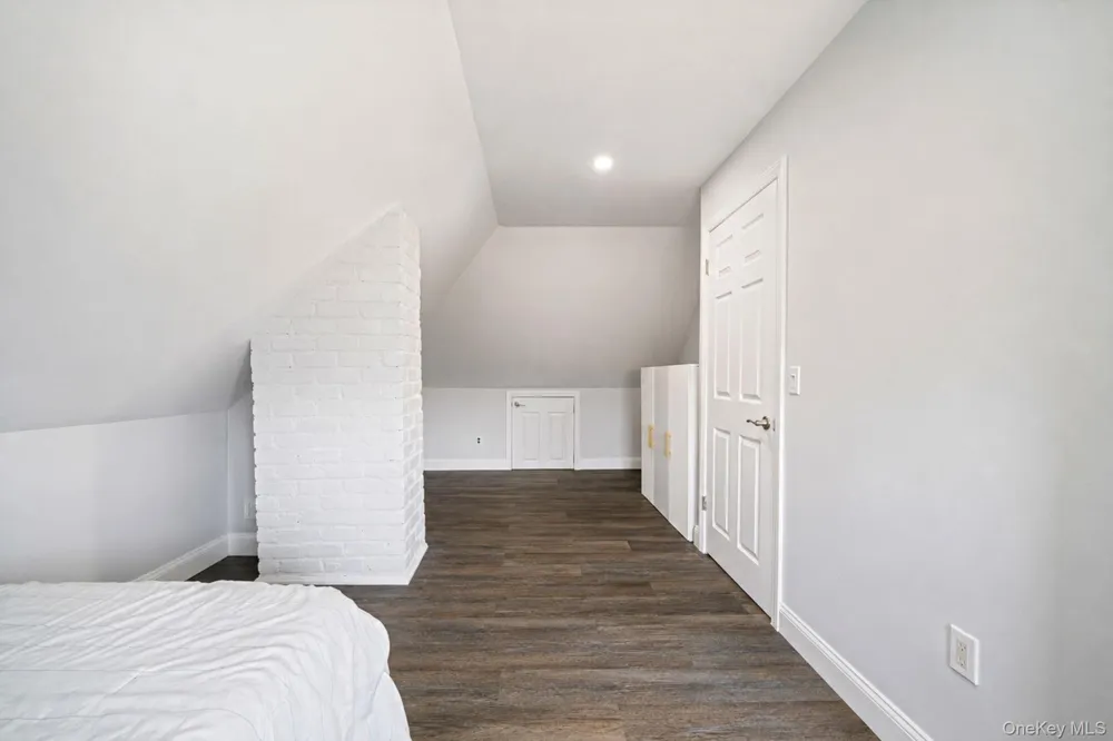 90 TWIN LANE Wantagh, NY 11793