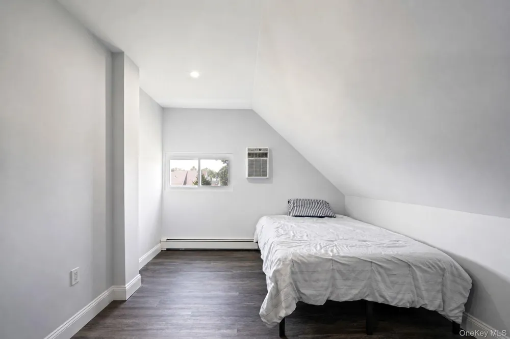 90 TWIN LANE Wantagh, NY 11793