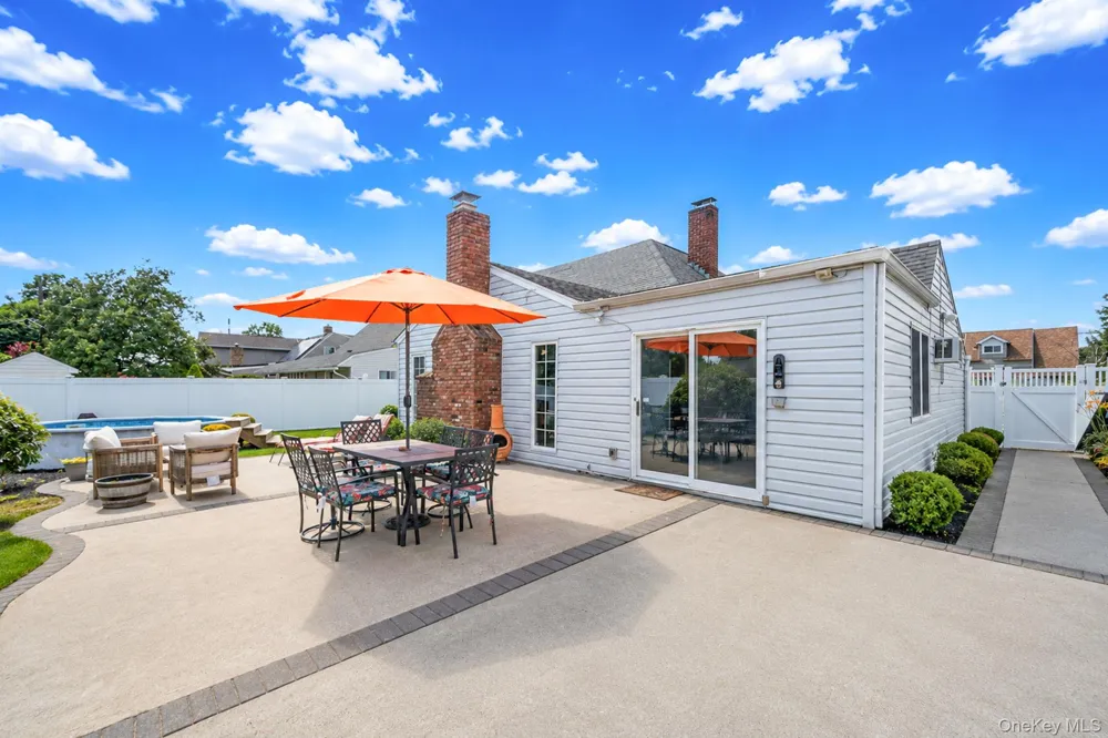 90 TWIN LANE Wantagh, NY 11793
