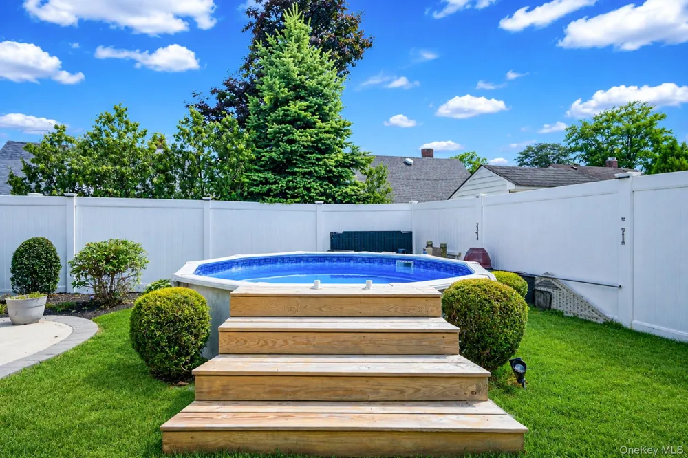 90 TWIN LANE Wantagh, NY 11793