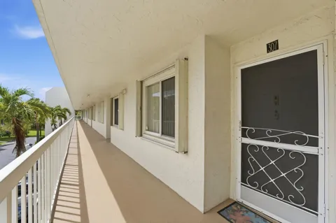 3146 Via Poinciana #307