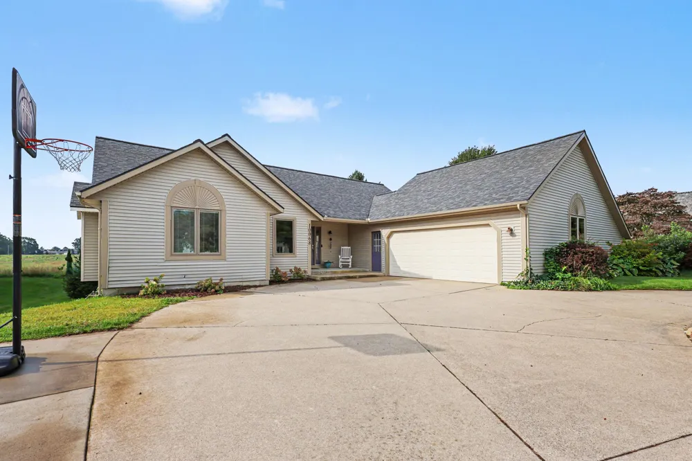 10068 Holiday Drive Zeeland, MI 49464