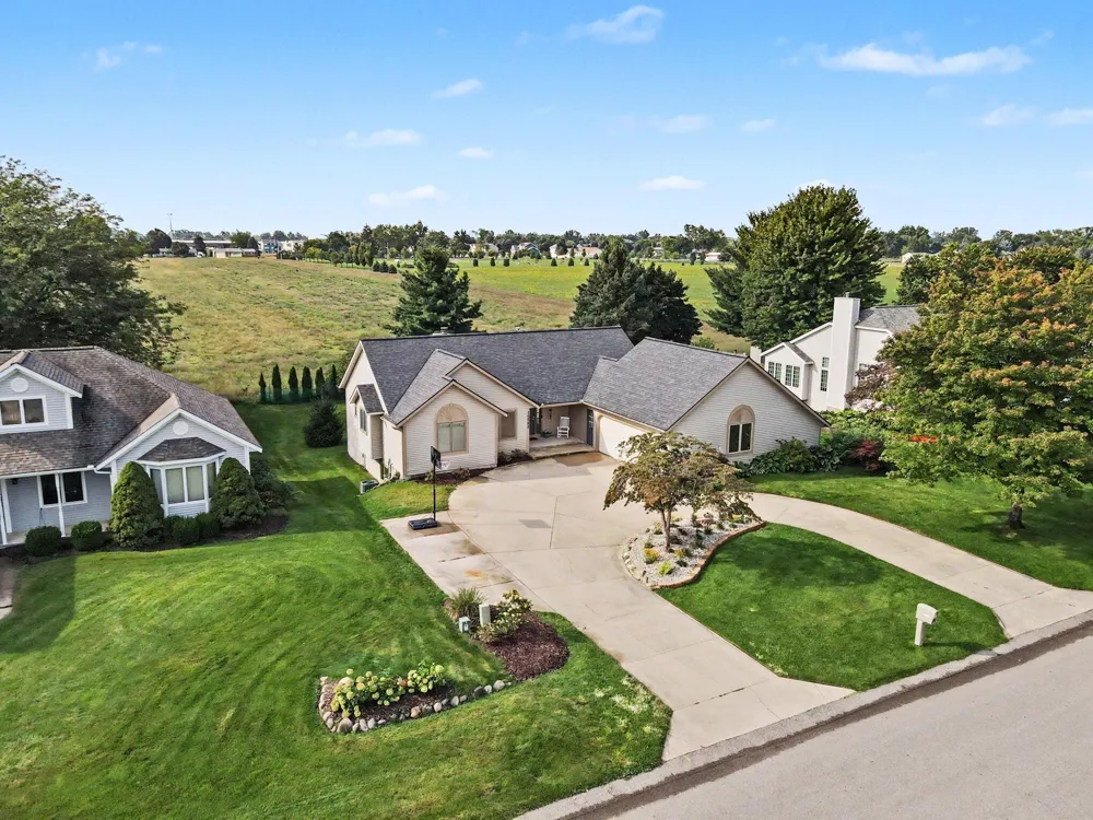 10068 Holiday Drive Zeeland, MI 49464