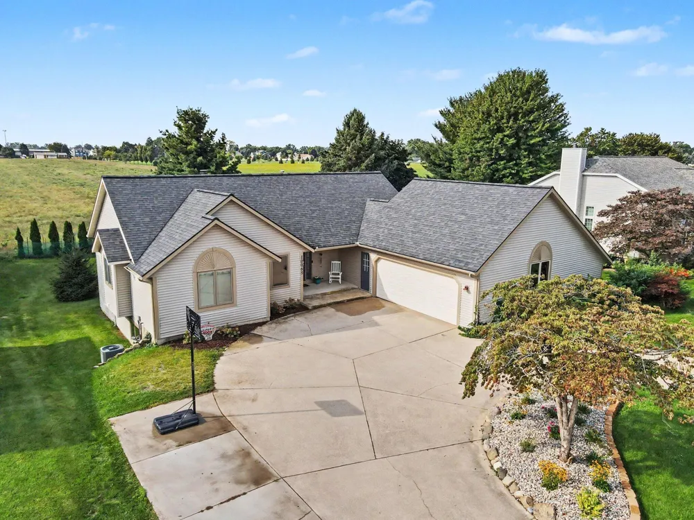 10068 Holiday Drive Zeeland, MI 49464