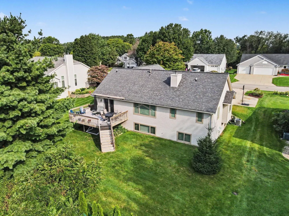 10068 Holiday Drive Zeeland, MI 49464