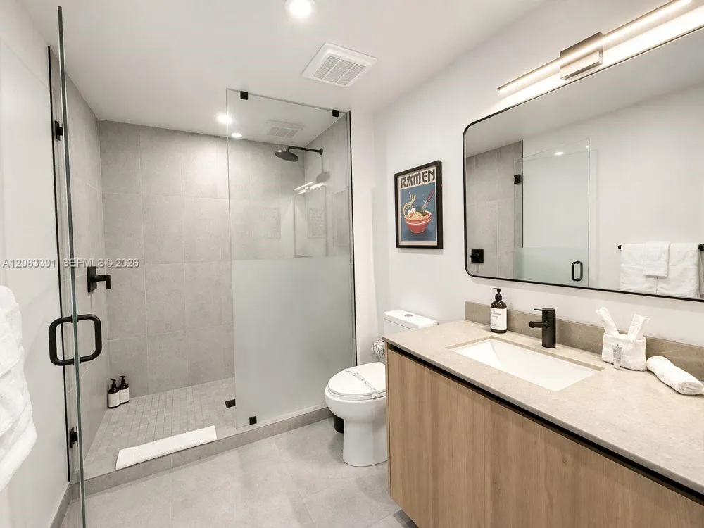 121 NE 5th St #2408 Miami, FL 33132