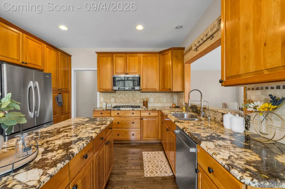 50145 Tottenham Court Canton Charter Township, MI 48187